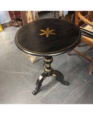 Antique round Tuscan coffee table lacquered in black and gold, painted. Early 1800s. Diameter 57 cm, height 80 cm.