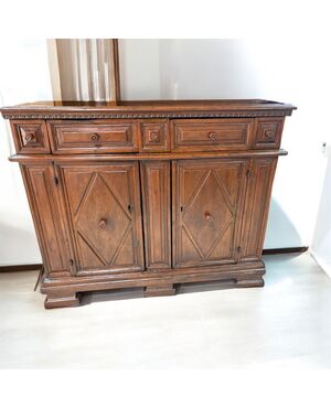 Credenza in noce del XVII secolo