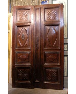 ptci296 door in walnut with carved panels mis. 140 x 233
