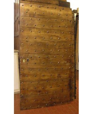 ptcr268 door with nails in chestnut mis. h 175 x 91cm