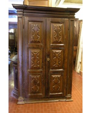 stip060 wall cabinet with doors carved walnut mis.157 x 230