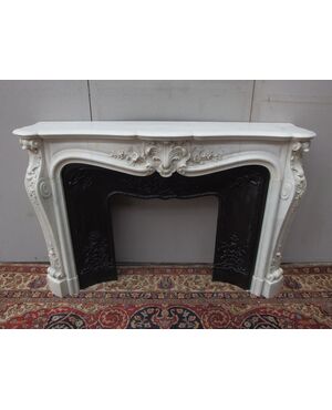 LOUIS XV STYLE CARVED FIREPLACE IN WHITE CARRARA MARBLE, EARLY 1800S FRANCE cm L162xP42xH108
