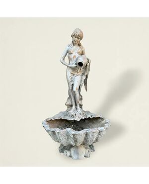 
Fontana in stile neoclassico in bronzo patinato con ninfa, primi ’900