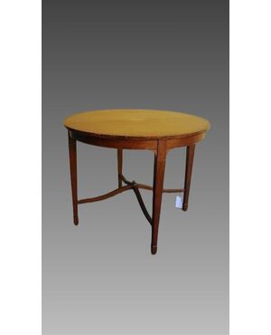 Round table in light wood four tapered legs