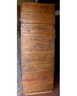 ptcr314 a rustic door with nails in larch