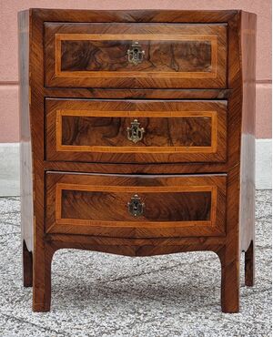 Shaped bedside table with three drawers in walnut with rosewood threads – Central Italy, mid