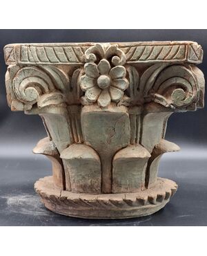 Coppia di capitelli intagliati