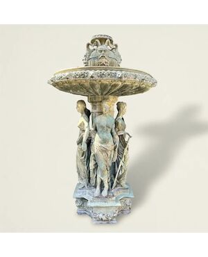 
Elegante Fontana in Bronzo con Sculture