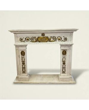 
Antico Camino in Marmo Bianco con Bronzo Dorato, XIX Secolo