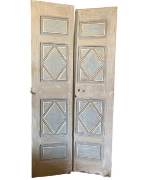 PTL619 - Lacquered door, two leaves, 18th century, dimensions cm W 121 x H 250