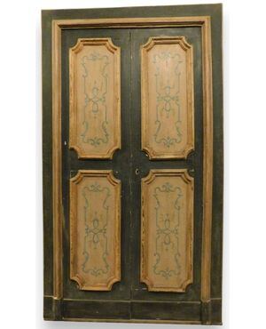 PTL501 - Lacquered double-leaf door with frame, 18th century, clear opening dimensions cm W 100 x H 212