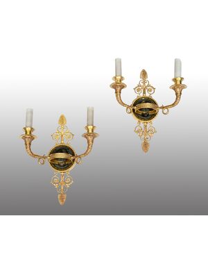 Coppia di Applique antichi Impero in bronzo dorato e satinato sapientemente cesellato. Francia XIX secolo.