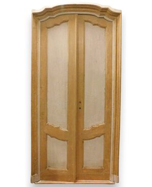 PTL397 - Lacquered wooden door, arched, with frame, 18th century, clear dimensions cm W 105 x H 222