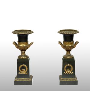 Pair of Charles X antique cassolettes/vases in gilded bronze and patinated bronze. France, early 19th century.