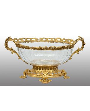 Antique centerpiece in gilded bronze and crystal, dating from the Napoleon III period. France, 19th century.