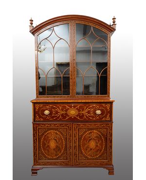 Credenza Inglese (Bookcase) in piuma di mogano con innesti di intarsi in acero.Periodo XIX secolo.