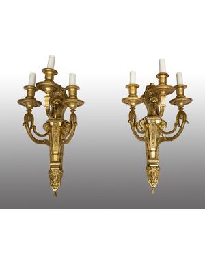 Pair of antique French Napoleon III sconces in finely chiseled gilded bronze. Late 19th century period.