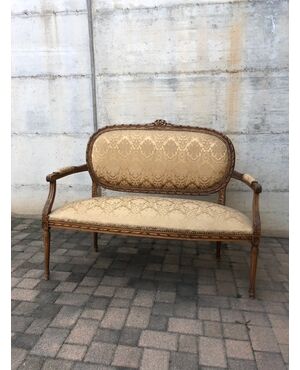 ​Divanetto in stile neoclassico, in noce e broccato dorato