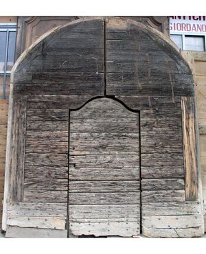 ptn194 large studded door needing restoration with central door. Max. dimensions: L 306 cm x H 367cm.
