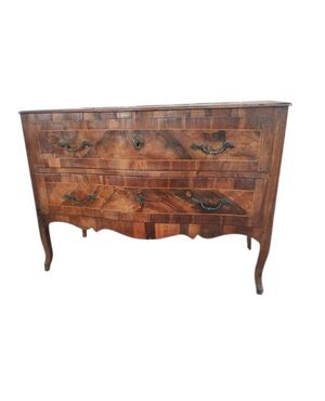 Grazioso ed elegante Cassettone Comoncino Luigi XV Emiliano in noce