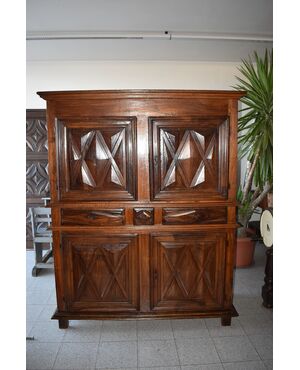 Doppio corpo - Credenza in noce