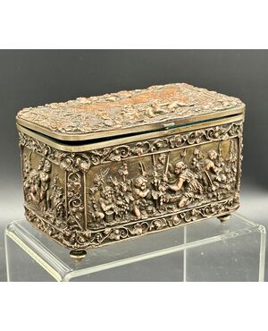Cofanetto Antico in Rame Rincalzato – Scena Bucolica con Putti Epoca:  XIX secolo.