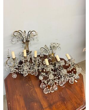 Antica coppia di appliques '900 a tre luci con gocce di cristallo 40x40x20cm