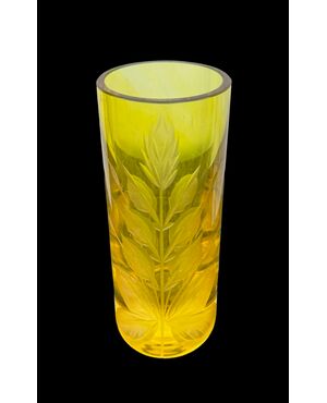 Vaso in cristallo cilindrico,molaro con motivo floreale.Boemia.