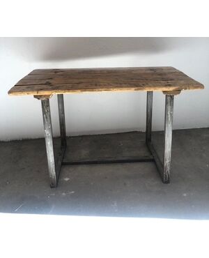 Tavolo industriale con piano in legno ad assi e gambe in acciaio spazzolato