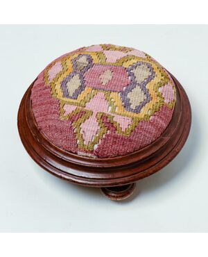 Antico poggiapiedi rivestito con kilim - M/454.