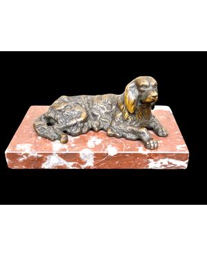 Scultura in bronzo raffigurante un cane.Base in marmo.