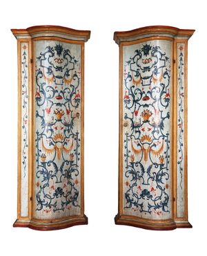 Coppia di armadi in legno intagliato e laccato con fiori e motivi decorativi, Venezia, metà XVIII secolo