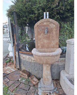Fontana da parete in pietra