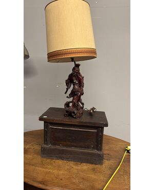 Antica scultura a lampada in legno cinese personaggio '900, 70x36cm