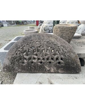 Sovraporta ad arco in pietra