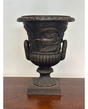 Empire vase, mid-1800s. Height 51 cm.