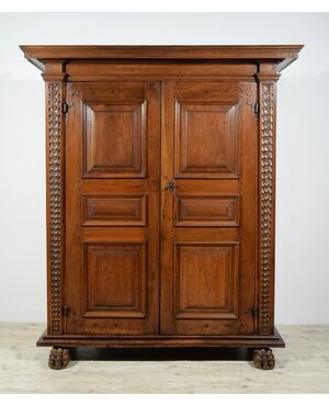 Armadio in legno di noce massello scolpito, Toscana, XVII secolo