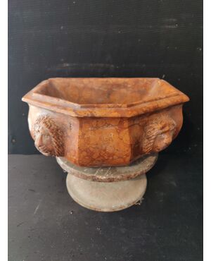 Raffinata acquasantiera in marmo rosso Verona - 33 x 31 cm