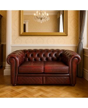 DIVANO CHESTERFIELD IN PELLE ROSSA