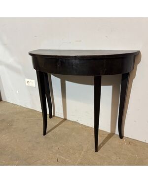 Antique Louis XVI half-moon console/table from the late 1700s, black lacquered, Siena. Measurements: 89 x 34 cm, height 71 cm.