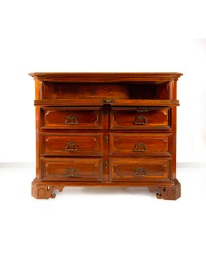 Walnut chest of drawers, Lombardy, early 18th century