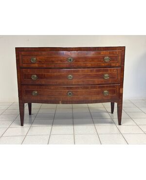 Serpentine chest of drawers. Verona/Vicenza, Louis XVI period. Late 18th century.