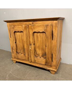Antica credenza abete fine 800 legno chiaro restaurata . Misure ricercate . Mis 103 x 47, 50 . h 90