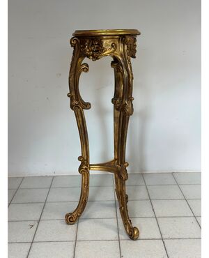 Trespolo in legno intagliato e dorato . Lombardia metà 800