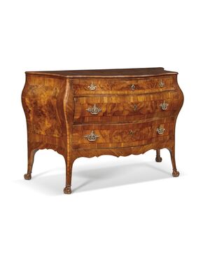 Serpentine chest of drawers veneered in walnut and walnut burl. Venetian, 18th century.