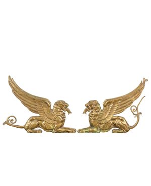 Coppia di alari in bronzo dorato. Francia, inizi XIX secolo.