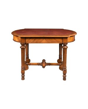 Tavolino lastronato in legno di noce. Italia, XIX secolo.