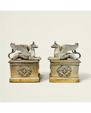 
Coppia di alari Impero in bronzo dorato con grifoni