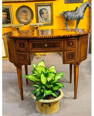 Oval writing desk veneered in walnut and bois de rose - Italy, Louis XVI period.