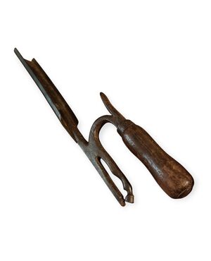 Zoomorphic farrier's tool